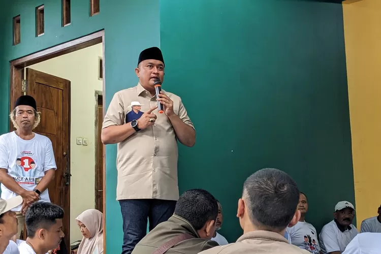 Calon Bupati Bogor Rudy Susmanto saat sosialisasi di Desa Cilebut Barat, Kecamatan Sukaraja, Kabupaten Bogor, Kamis, 21 November 2024. (Panca)