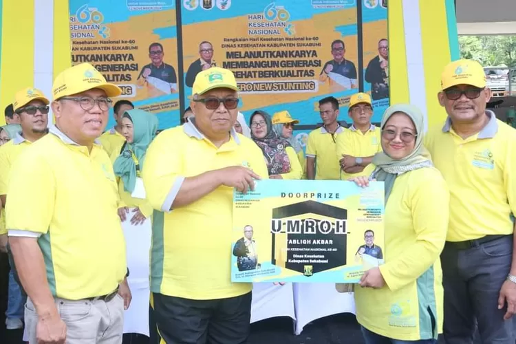 Semringah, dua orang bidan puskesmas di Kabupaten Sukabumi borong doorprize umrah Hari Kesehatan Nasional (HKN) Ke-60 (Indra)