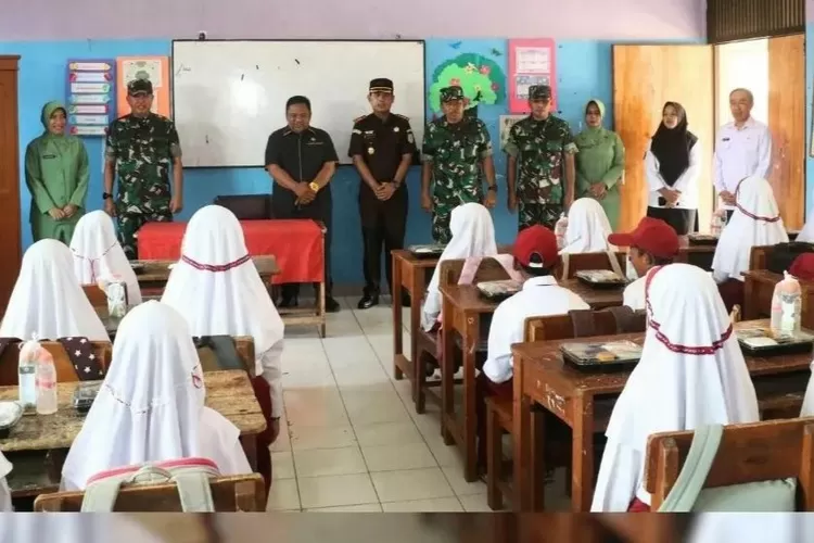 Sekda Kabupaten Sukabumi bareng Danrem 061/Surya Kencana bagikan makan bergizi di Kabandungan (Usep)
