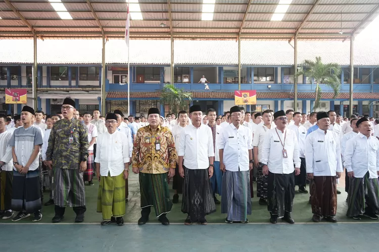 pemecahan rekor MURI pemakaian sarung tenun Majalaya oleh ASN terbanyak secara virtual yang dihadiri langsung Pj Gubernur Jawa Barat Bey Machmudin di lapangan SMKN 1 Cibinong, Jumat, 22 November 2024. (Diskominfo)