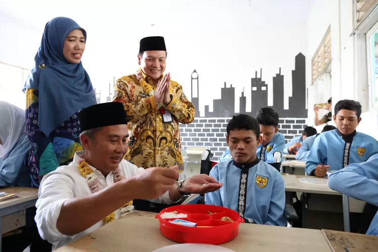 Pj Gubernur Jabar Bey Machmudin bersama Pj Bupati Bogor Bachril Bakri saat meninjau pelaksanaan program makan bergizi gratis di SMPN 3 Cibungbulang, Kabupaten Bogor, Jumat, 22 November 2024. (Diskominfo)