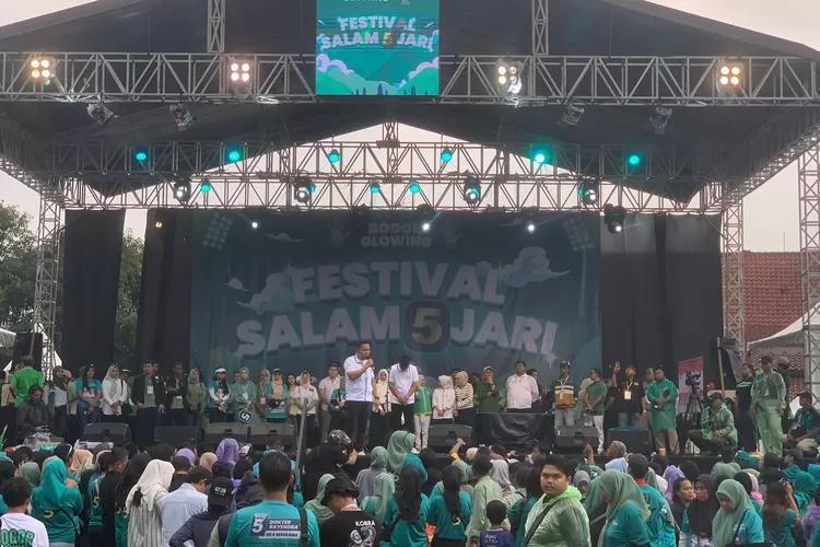 Acara kampanye akbar Festival Salam 5 Jari milik Pasangan Dokter Rayendra-Eka Maulana di Lapangan Marzoeki Mahdi, Kota Bogor.  (Rifal Metropolitan)