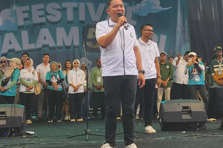Calon Wali Kota Bogor, Dokter Rayendra memberikan sambutan dalam acara kampanye akbar Festival Salam 5 Jari. 
