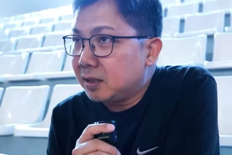 Pengamat sepak bola Indonesia, Tommy Welly, yang lebih dikenal sebagai Bung Towel. (Instagram/@bungtowel)