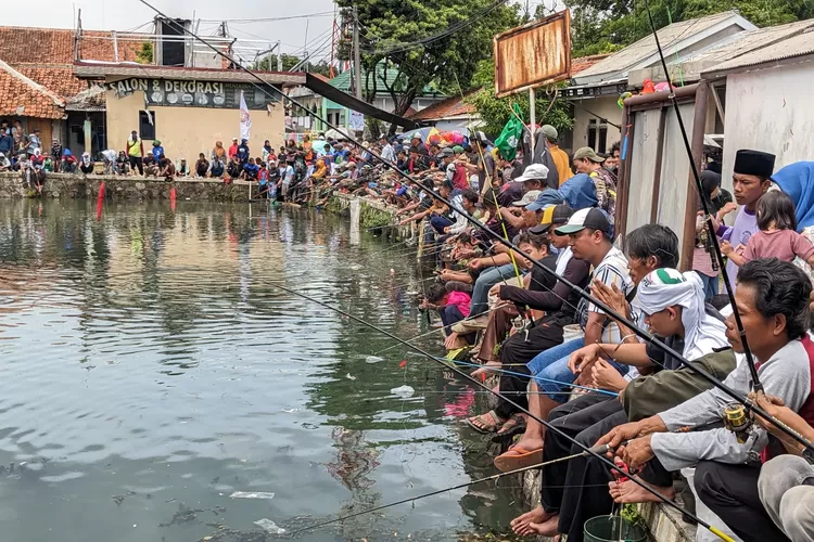 Warga saat mancing bareng di Situ Sela, Desa Pasirjambu, Kecamatan Sukaraja, Kabupaten Bogor bersama Calon Bupati Bogor Rudy Susmanto, Sabtu, 23 November 2024. (Panca)
