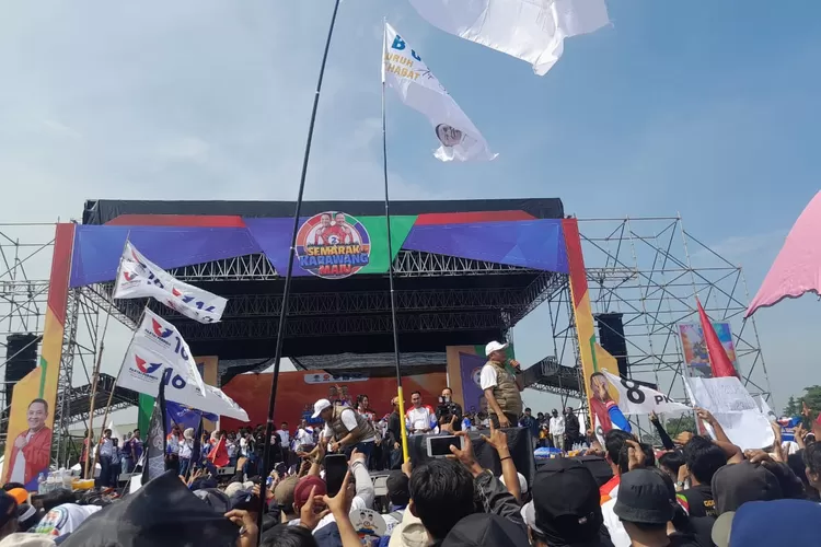 Hadiri kampanye akbar, tokoh spiritual terkemuka Sayyid Seif Alwi mendoakan paslon Aep Maslani memenangkan Pilkada Karawang 2024 (Herman)