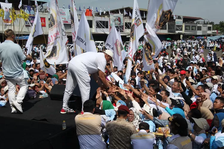 Calon Bupati Bogor Rudy Susmanto menyapa ribuan pendukungnya saat kampanye terakhir di Sirkuit Sentul, Kabupaten Bogor, Sabtu, 23 Agustus 2024. (Ist)