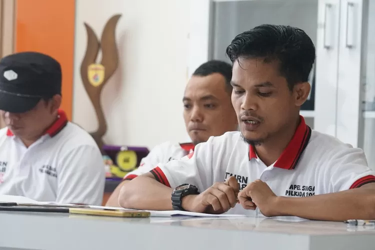 Koordinator Divisi Penanganan Pelanggaran, Data dan Informasi Bawaslu Kabupaten Bogor, Juhdi dan komisioner Bawaslu lainnya saat menyampaikan hasil pengawasan masa Kampanye Pilkada 2024 di Bawaslu Kabupaten Bogor, Minggu, 24 November 2024. (Arifin/Metropolitan)