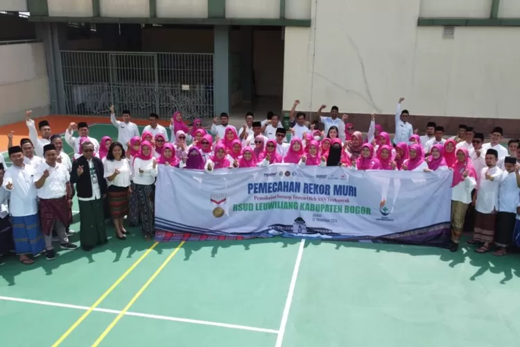 Pegawai RSUD Leuwiliang ikut berpartisipasi memecahkan Rekor MURI pemakaian sarung tenun oleh ASN terbanyak di Jabar. 