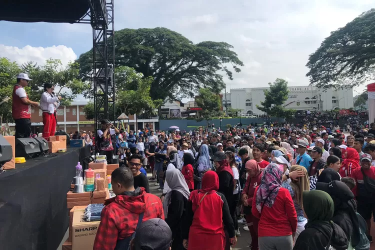 Dalam kegiatan gerak jalan damai jelang Pilkada 2024, Pj Wali Kota Sukabumi dan KPU mengajak warga untuk menjaga kondusifitas (Satiri)