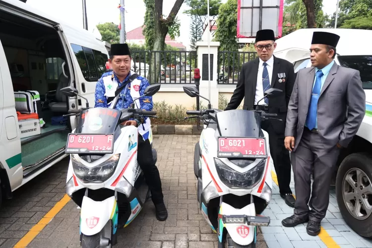 Sekda Kabupaten Bogor Ajat Rochmat Jatnika saat memimpin Apel Persiapan Kesiagaan Tim Kesehatan untuk menghadapi Pilkada 2024 di halaman Kantor Dinas Kesehatan Kabupaten Bogor, Senin, 25 November 2024. (Diskominfo)