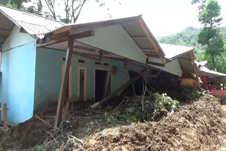 Cuaca ekstrem sebabkan bencana tanah longsor di Simpenan, Kabupaten Sukabumi. Longsoran tanah timpa rumah hingga tutup akses jalan warga (ist)
