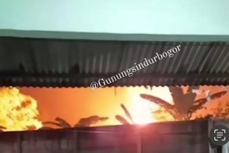 Tangkapan layar kebakaran agen gas elpiji di Desa Pabuaran, Kecamatan Gunungsindur, Kabupaten Bogor yang terjadi pada Minggu, 24 November 2024 malam. (Instagram @gunungaindurbogor)