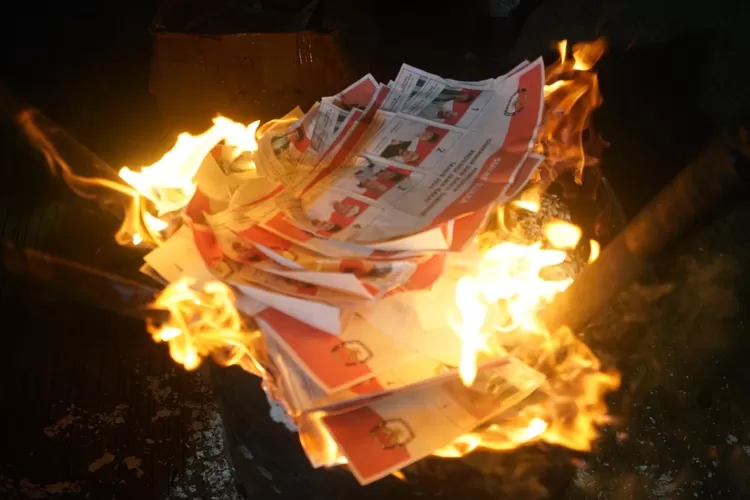 Pemusnahan surat suara lebih dan rusak di halaman KPU Kabupaten Bogor, Selasa, 26 November 2024 malam. (Arifin/Metropolitan)