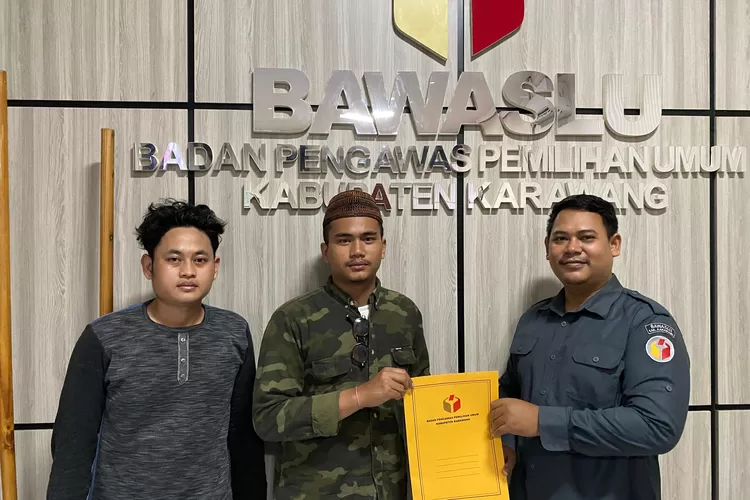 Pilkada Karawang memanas setelah sejumlah aktivis lapor Bawaslu lantaran timses paslon Acep Gina diduga kampanye di medsos saat masa tenang (Herman)