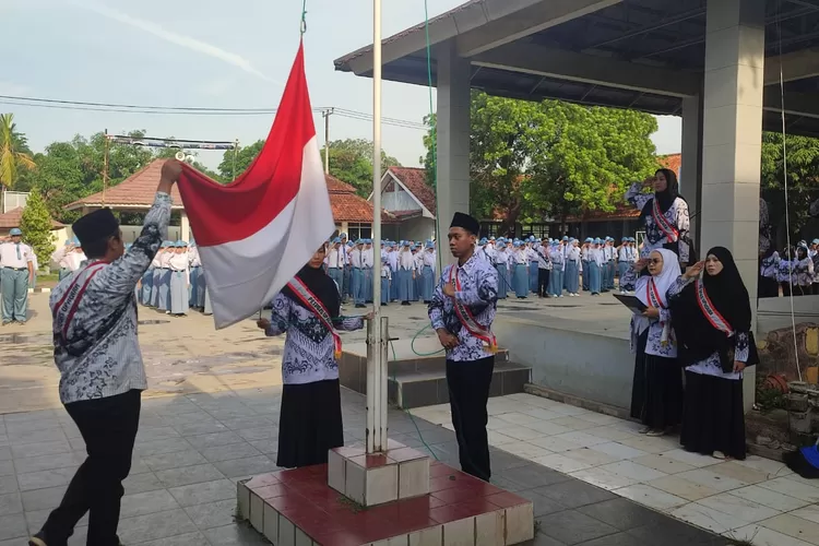 Memperingati Hari Guru Nasional (HGN) dan HUT PGRI di Karawang, para guru SMK dan SMA menjadi petugas upacara bendera (Herman)