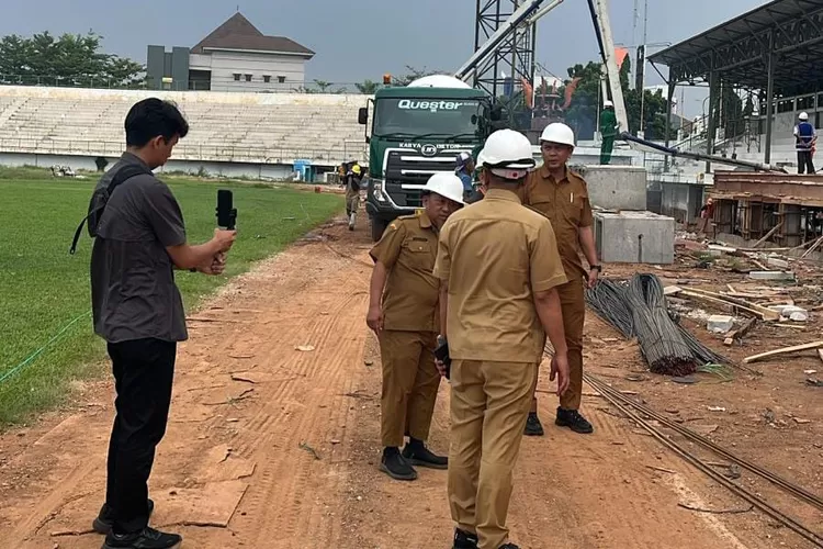 Bupati Karawang Aep Syaepuloh marah besar saat sidak proyek Stadion Singaperbangsa lantaran progres pembangunan lambat (Herman)