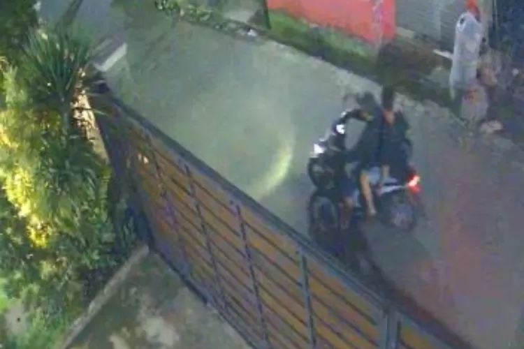 Aksi curanmor terekam CCTV di Kampung Gedong, Desa Bojonggede, Kecamatan Bojonggede, Kabupaten Bogor, Selasa, 26 November 2024. (Tangkapan layar)