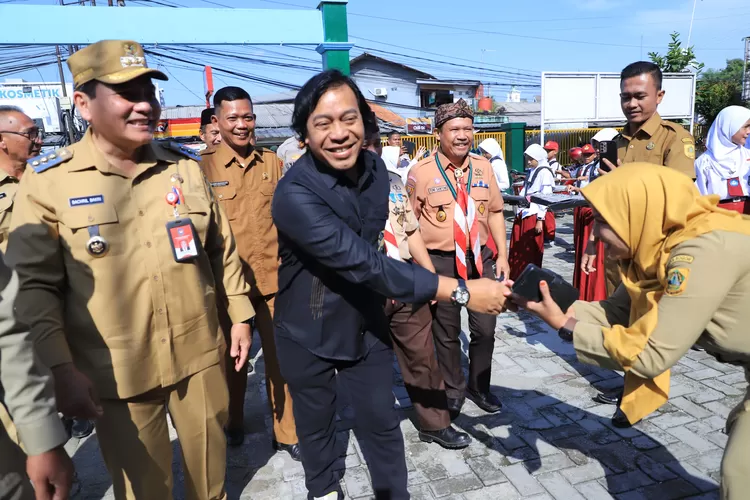 Anggota DPD RI Alfiansyah alias komeng bersama Pj Bupati Bogor meninjau TPS dekat kediaman Prabowo Subianto di Babakanmadang, Kabupaten Bogor, Selasa, 26 November 2024. (Diskominfo)