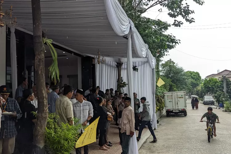 Suasana rumah duka atau kediaman Rudy Susmanto. Sang mertua meninggal pada Rabu, 27 November 2024 siang. (Foto/Metropolitan.id/Panca.)