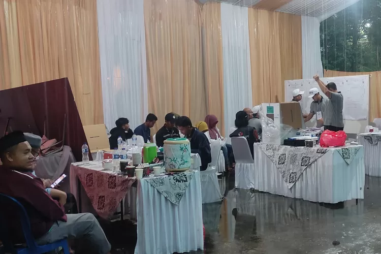 Proses penghitungan suara di TPS 38, yang merupakan lokasi Atang Trisnanto menyalurkan hak pilihnya di Pilkada 2024. (Reza Metropolitan)