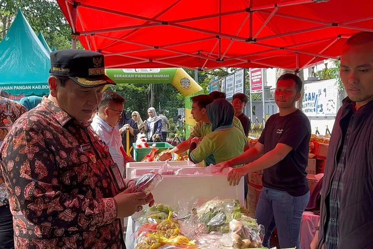 Pj Bupati Bogor Bachril Bakri saat meluncurkan Saung Inflasi di area Kantor Dinas Ketahanan Pangan (DKP) Kabupaten Bogor, Kamis, 28 November 2024. (Diskominfo)