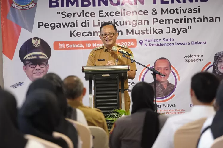 Pj Wali Kota Bekasi memberi apresiasi kepada Kecamatan Mustikajaya atas gelaran Bimtek 'Service Excellent &amp; Motivasi Pegawai (Pemkot Bekasi)