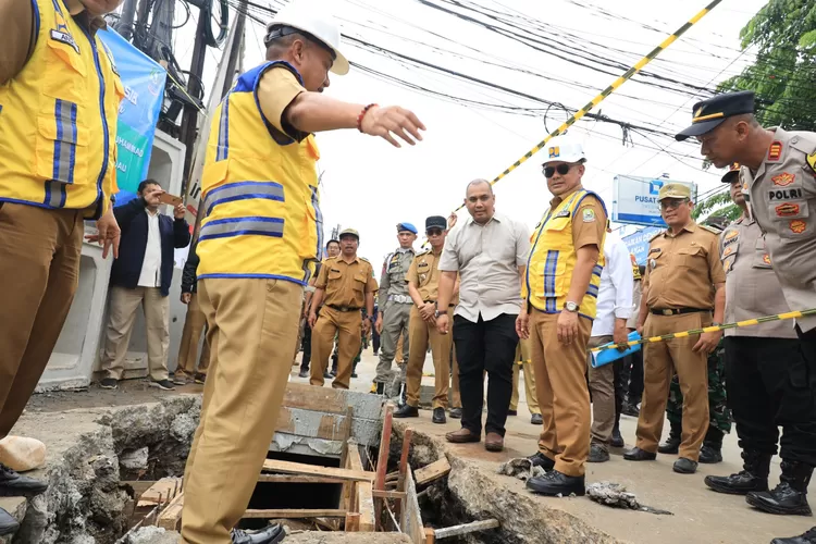 Pj Wali Kota Bekasi Gani Muhamad meninjau proses perbaikan drainase serta crossing jalan di Wilayah Jatisampurna dan Jatiasih (Pemkot Bekasi)