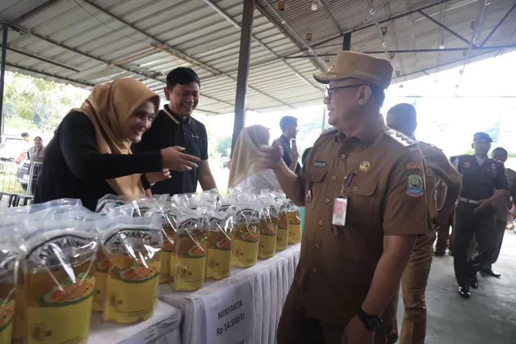 Buka gelaran Gerakan Pangan Murah, Pj Wali Kota Bekasi Gani Muhamad memastikan harga dan pasokan pangan stabil (Pemkot Bekasi)