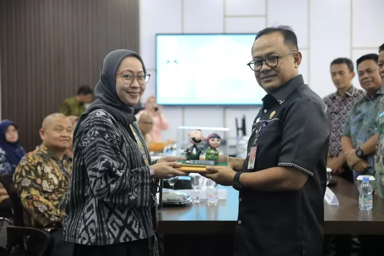 Menurut Gani Muhamad, Pemertintah Kota Bekasi menargetkan terobosan sistem pemerintahan berbasis elektronik (Pemkot Bekasi)