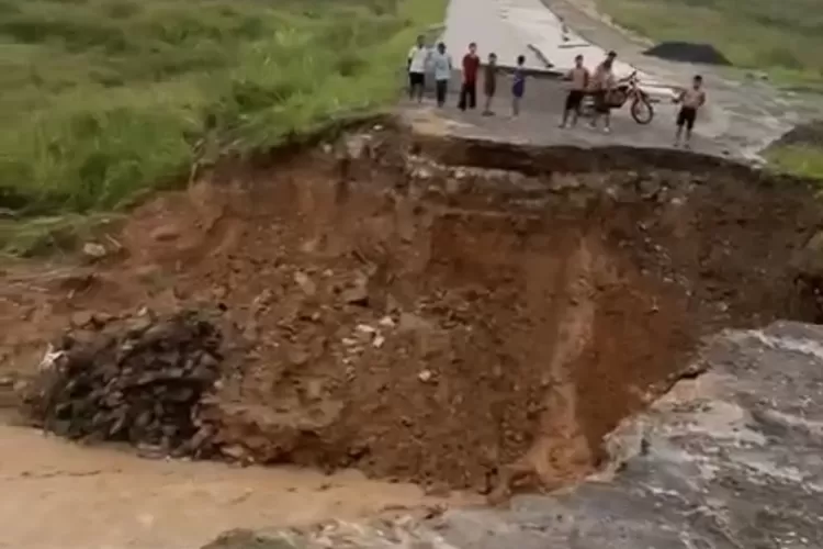 Jembatan penghubung dua kecamatan di Jalur Puncak 2 ambruk dan membuat jalan terputus pada Rabu, 27 November 2024 sore. (Tangkapan layar)