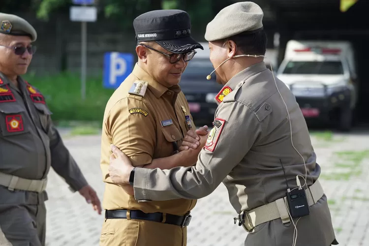 Pj Wali Kota Bekasi Gani Muhamad memberikan apresiasi buat kesiapan Satpol PP dan Satlinmas menghadapi Pilkada 2024 (Pemkot Bekasi)