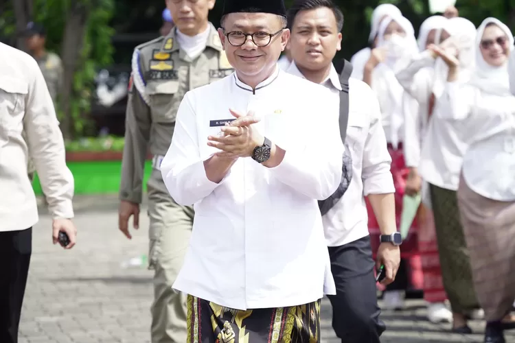 Ribuan aparatur sipil negara (ASN) Pemerintah Kota (Pemkot) Bekasi mengikuti doa bersama pilkada dan pemecahan rekor MURI (pemkot bekasi)
