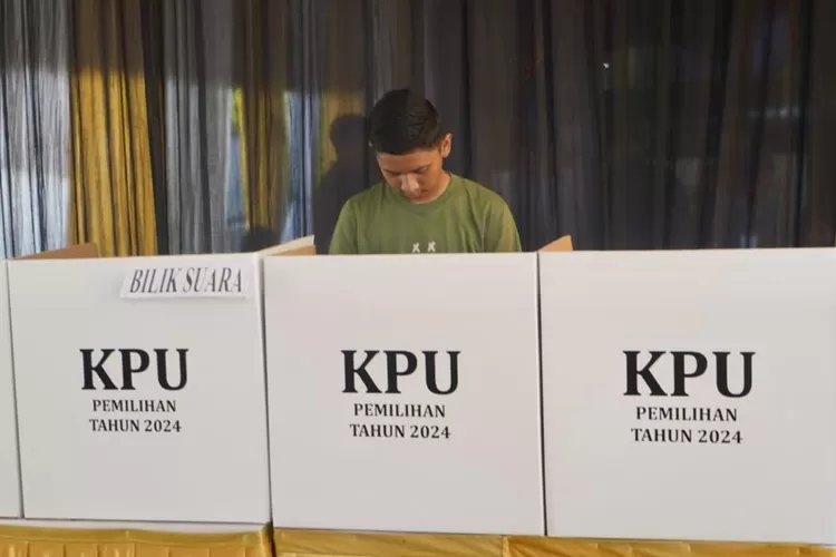 Warga saat menyamurkan hak pilihnya di Pilkada 2024 di salah satu TPS di Kelurahan Pakansari, Kecamatan Cibinong, Kabupaten Bogor, Rabu, 27 November 2024. (Arifin/Metropolitan)