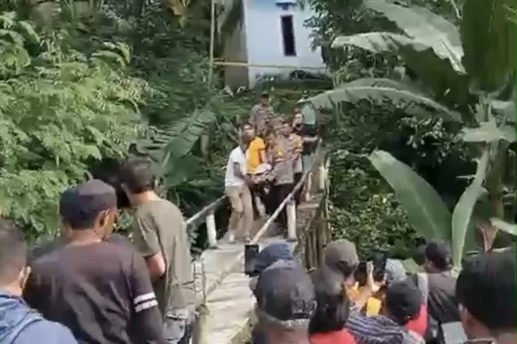 Polisi mengevakuasi pelajar SMP yang ditemukan tewas di dapur rumah warga di Kecamatan Ciomas, Kabupaten Bogor, Jumat, 29 November 2024 siang. (Tangkapan layar)