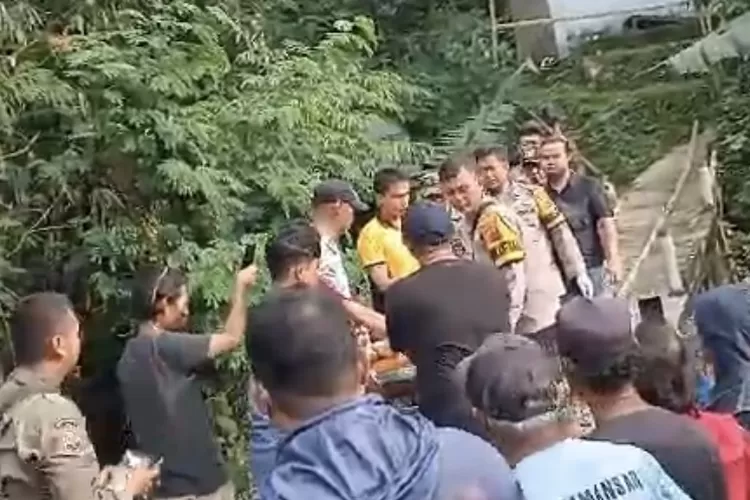 Proses Evakuasi Jasad Siswa SMK di Ciomas yang Diduga Jadi Korban Pembunuhan. (Foto/Metropolitan.id/Tangkapan layar.)