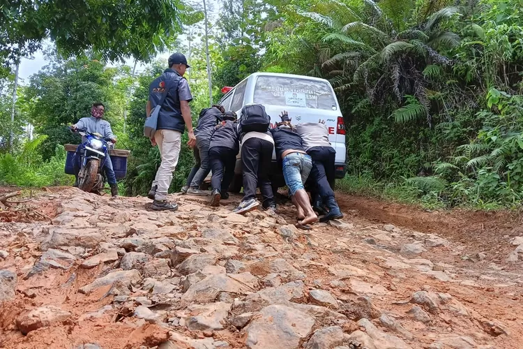 Berikut ini cerita penuh perjuangan petugas Pilkada 2024, salah satunya di jalur ekstrem menuju tiga TPS di Cisolok Sukabumi (Indra)