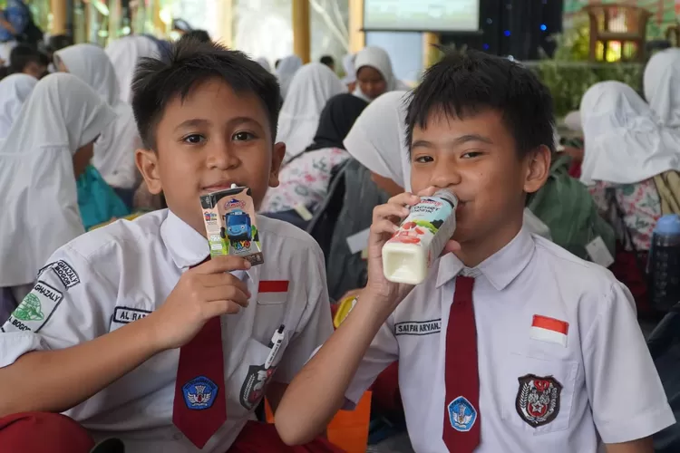 Ratusan siswa Sekolah Dasar (SD) di Kota Bogor mendapatkan edukasi tentang menjaga lingkungan sekaligus pembagian susu gratis (Dok pribadi)