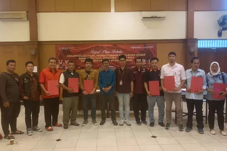 Foto bersama usai rapat pleno terbuka rekapitulasi perolehan suara Pilkada 2024 yang diselenggarakan PPK Bogor Tengah.  (Rifal Metropolitan)