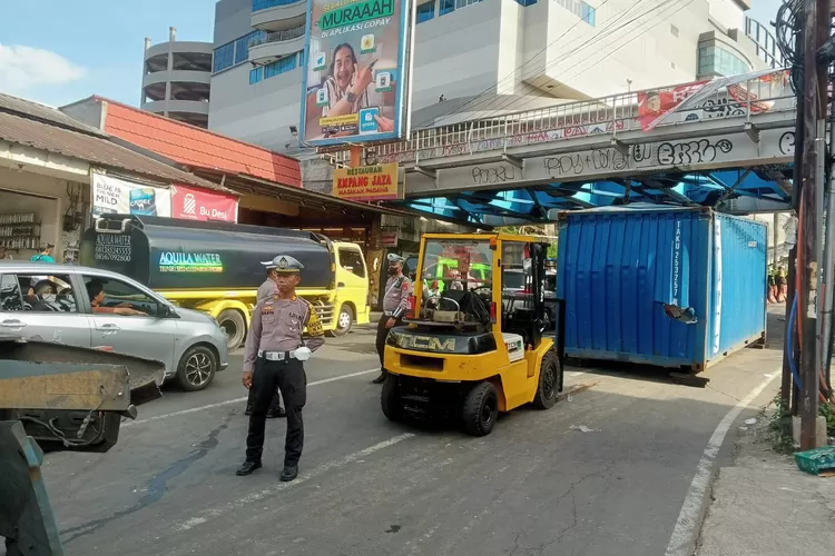 Proses evakuasi truk kontainer yang terlibat kecelakaan di Empang, Kota Bogor. 