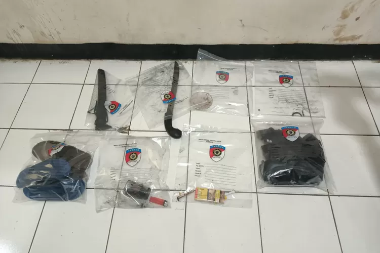 Barang bukti yang diamankan polisi di tempat ditemukannya pelajar SMK korban pembunuhan di Ciomas, Kabupaten Bogor. (Polres Bogor)