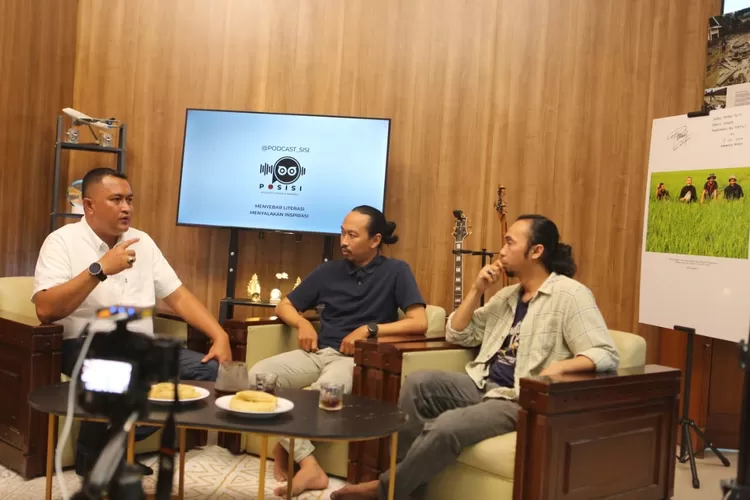 Calon bupati Bogor Rudy Susmanto (pojok kiri) saat podcast di Pokwan DPRD Kabupaten Bogor, Sabtu, 30 November 2024. (Pokwan DPRD Kabupaten Bogor)