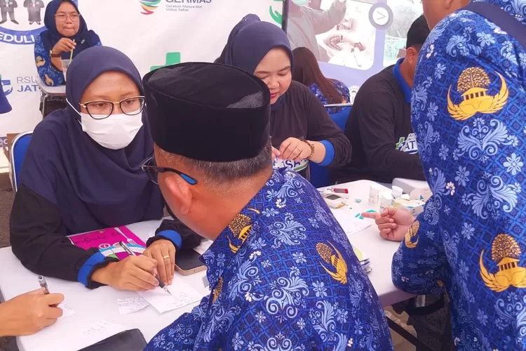 Dalam peringatan HKN ke-60, RSUD Jatisari di Karawang menerima penghargaan penanggulangan TBC terbaik 2024 (Herman)