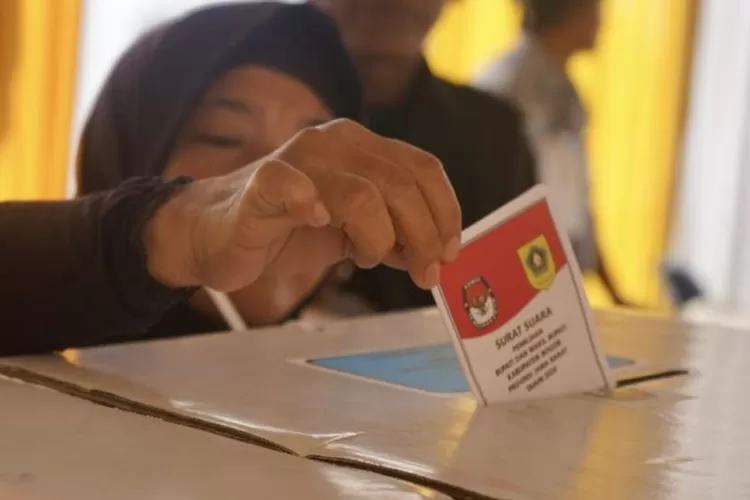 Ilustrasi warga saat menyalurkan hak pilihnya di Pilkada 24. (Arifin/Metropolitan)