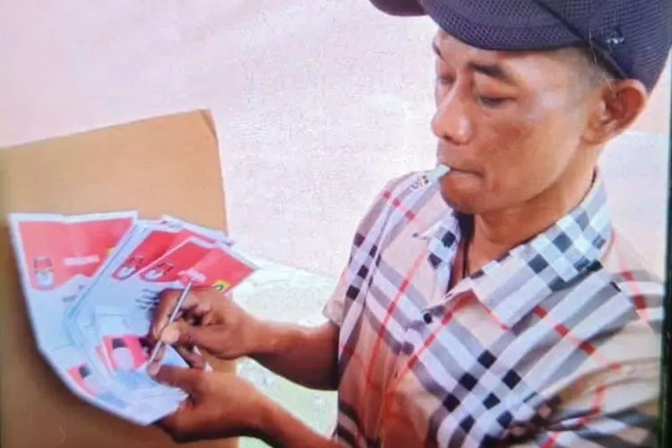 Foto seseorang memegang sejumlah surat suara pemilihan bupati Bogor di Pilkada 2024 yang sempat tersebar di media sosial. (Ist)