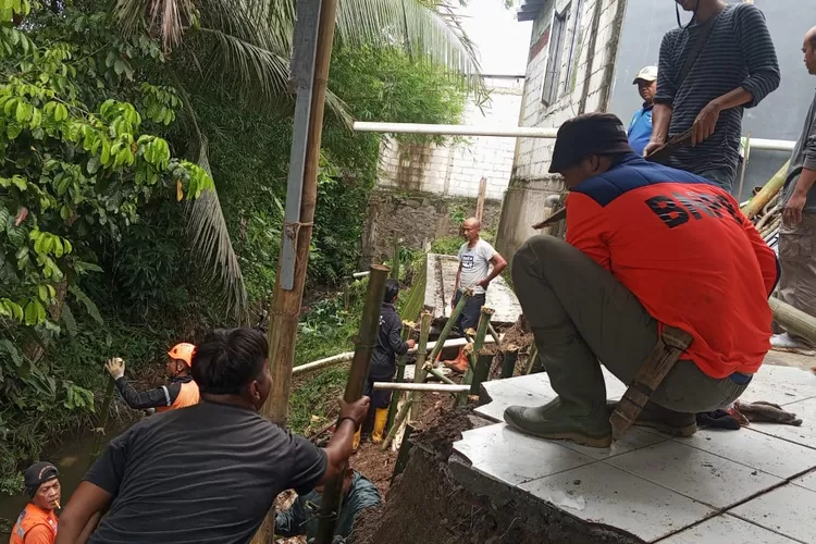 Untuk meinimalisasi risiko bahaya, BPBD Kota Sukabumi melakukan kerja bakti memperbaiki TPT Perum BTN Pepabri Jaya Raksa (Satiri)