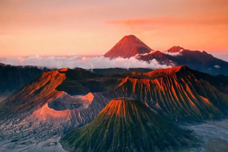 Salah satu tempat wisata Terbaik untuk dikunjungi saat musim hujan di Indonesia ketika Liburan yaitu Gunung Bromo. (pesonaindo.com)