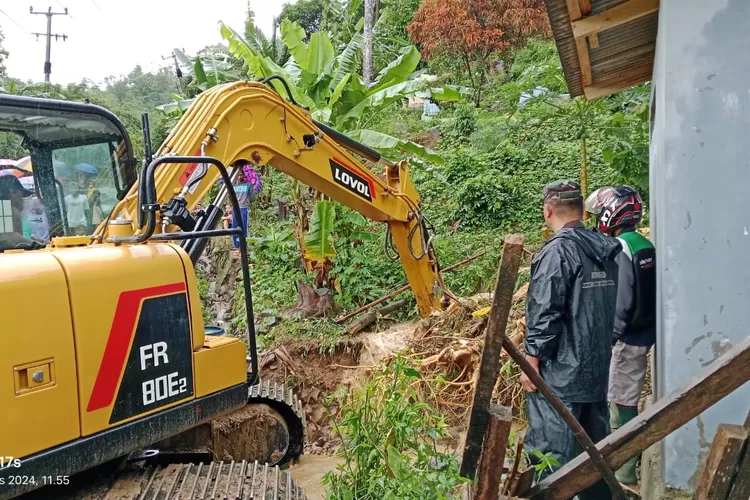 Bencana longsor melanda Kampung Cisaar RT 01/02, Desa Sangrawayang, Kecamatan Simpenan, Kabupaten Sukabumi, Jawa Barat.