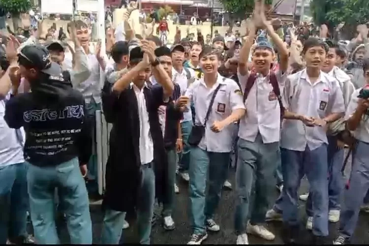 Ratusan pelajar menyerbu kantor Polsek Ciomas, Kabupaten Bogor, Senin, 2 Desember 2024. (Polsek Ciomas)