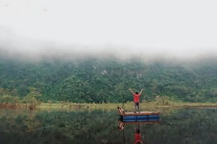 Salah satu destinasi wisata di Petungkriyono Pekalongan dengan pemandangan alam Terbaik yaitu Telaga Mangunan. (jatengprov.go.id)